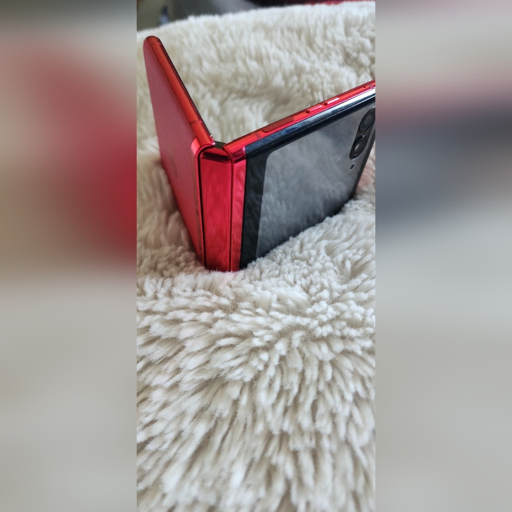 Motorola Razr Flip Phone in Red Unlocked You Can Use Any Carrier Any Country